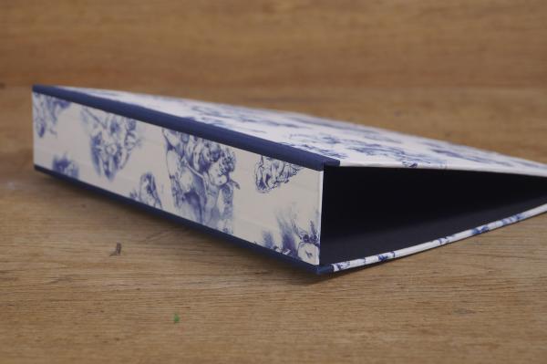 Folder with angels, putti representations in blue, blue linen edges